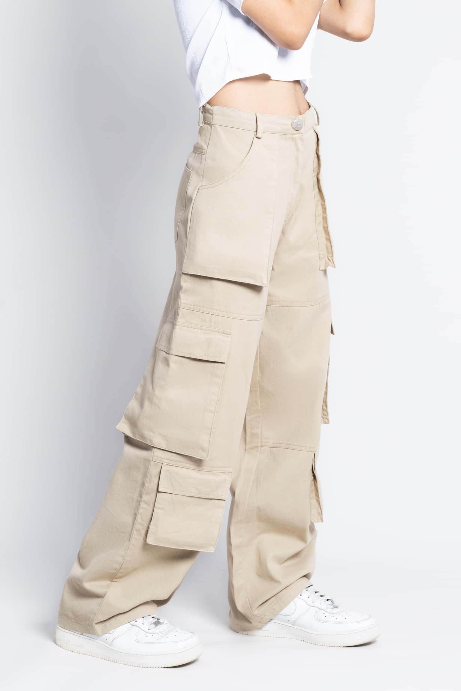 Women's - Organic Cotton Baggy Cargo Pants in Dress Beige